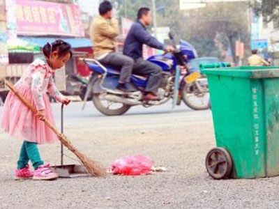 女童帮奶奶当环卫工 网友：穷人家孩子很正常