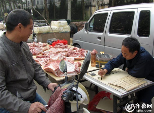 山东一猪肉铺老板酷爱书法 边卖猪肉边练字