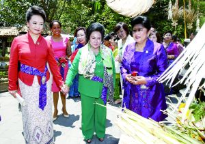 APEC领导人服装预测：“彭丽媛式”女装受瞩目 历届APEC领导人合影服装一览