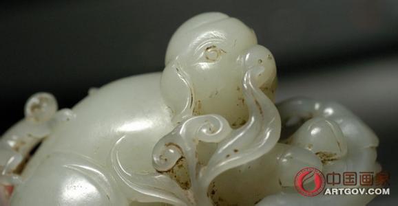 和田玉中杂质较少,比较常见的杂质是铁和石墨,杂质多分布疏松或裂隙之处,形成各不相同的颜色,石墨则主要出现于墨玉中,它也是墨玉的致色因素,其它玉的杂质完全不同于和田玉。
