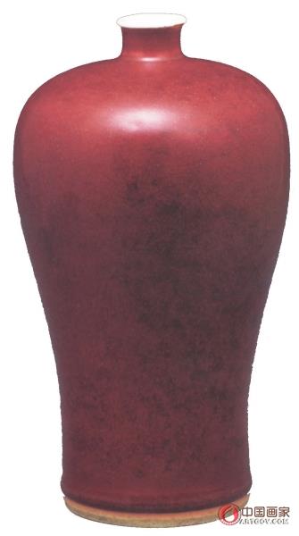 清康熙郎窑红釉梅瓶，高22.5厘米，口径3厘米，足径8.5厘米，中国国家博物馆藏