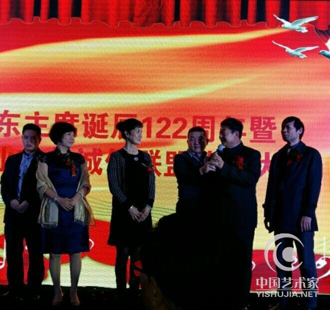 王福山特邀出席国务院、国家文化部、中央电视台、天津书画家协会等主办的毛主席诞辰122周年纪念活动。 王福山特邀出席国务院、国家文化部、中央电视台、天津书画家协会等主办的毛主席诞辰122周年纪念活动。