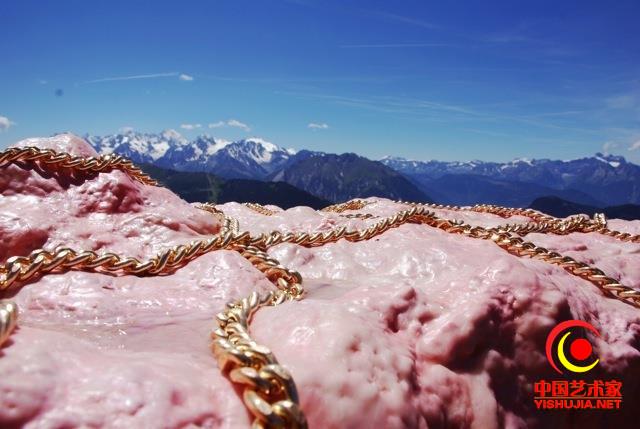 邪门艺术：瑞士高山上的肉雕塑