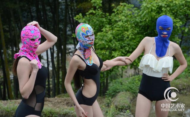 美国杂志《体育画报》在网站上公布了2013年泳装挂历，多名女模参与此次拍摄，足迹遍布七大洲