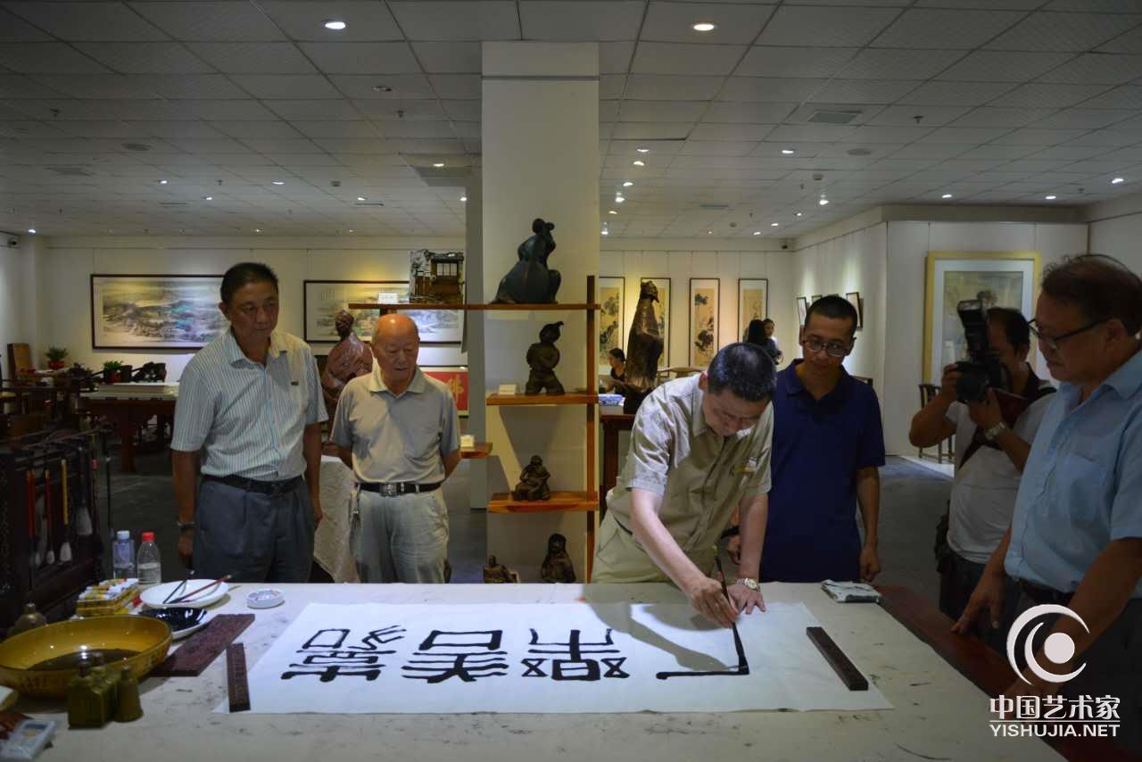《中外艺术家作品88联展》油画家刘树春老师为引众多参观者讲解。