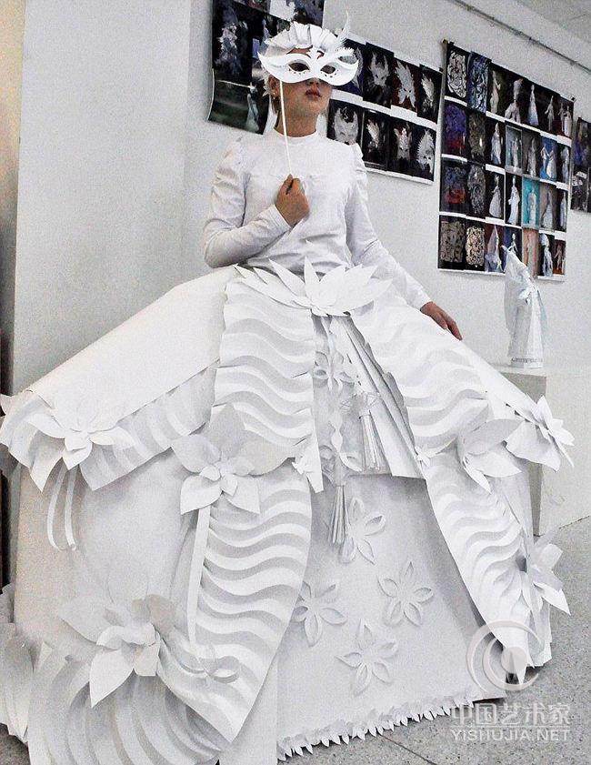 俄罗斯西北部列宁格勒州托斯诺镇（Tosno）的纸雕艺术家阿霞·科济纳（Asya Kozina）用一些白色的平板纸创造出了一系列错综复杂且非常精致的婚纱，精湛技艺让人叹为观止。