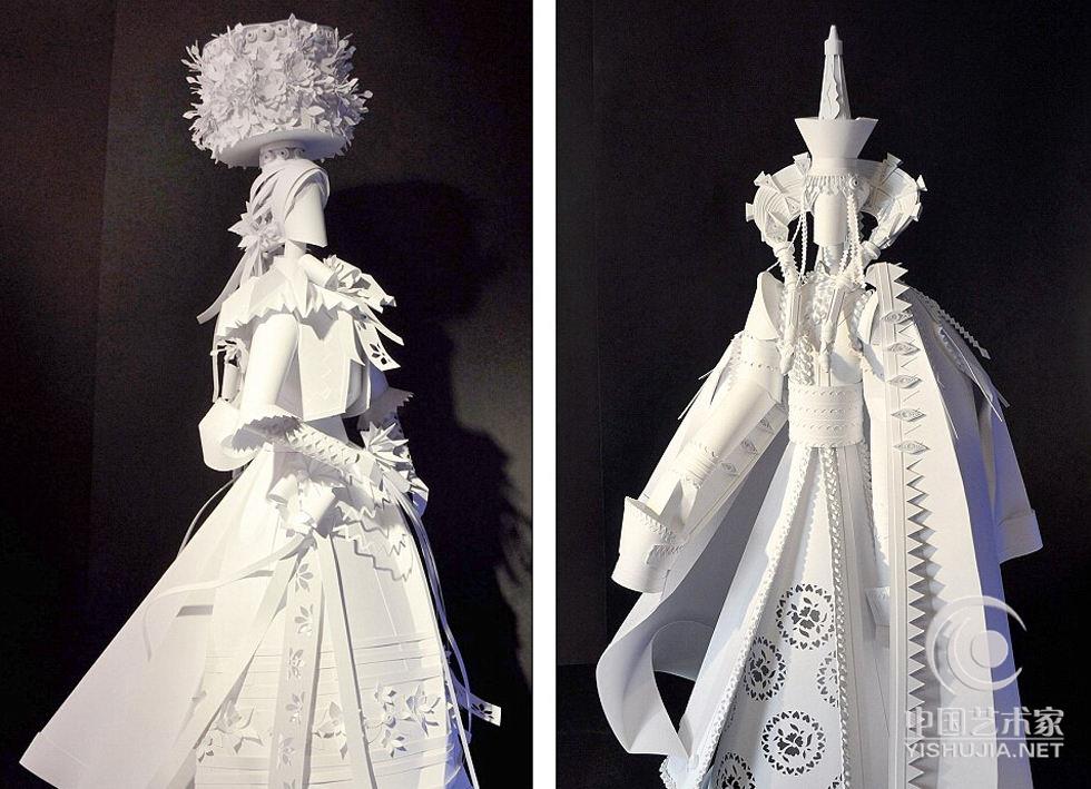 俄罗斯西北部列宁格勒州托斯诺镇（Tosno）的纸雕艺术家阿霞·科济纳（Asya Kozina）用一些白色的平板纸创造出了一系列错综复杂且非常精致的婚纱，精湛技艺让人叹为观止。