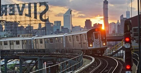 一辆运行中的纽约地铁。图片:Courtesy of the MTA