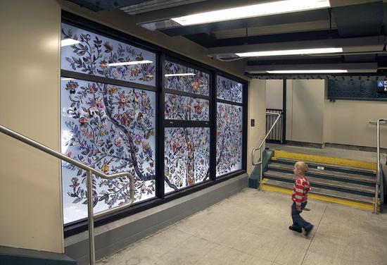 宋昕在Bay Parkway的作品《生命树》。图片: Courtesy of the MTA