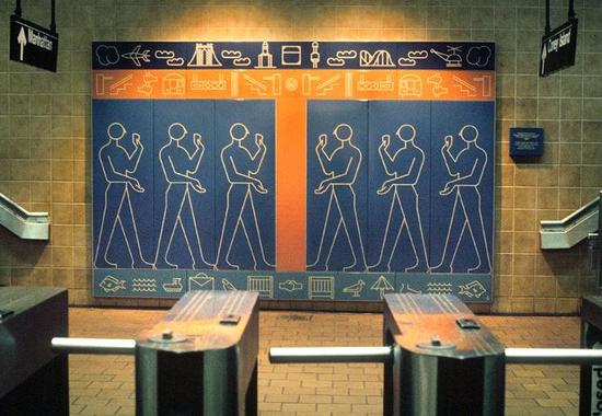 艺术家Rhoda Andors在Kings Highway站的作品《Kings Highway的象形文字》(Kings Highway Hieroglyphs),创作于1987年。图片:Courtesy of the MTA