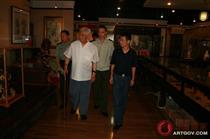 韩英老师陪同张铚秀将军2007年8月参观中国艺术家网展厅