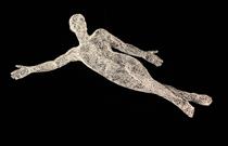 法国一位名为塞德里克的艺术家制成的人形塑像“飞行”于瑞士日内瓦河畔的上空