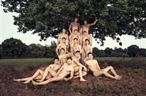 英国大学生拍摄裸照日历