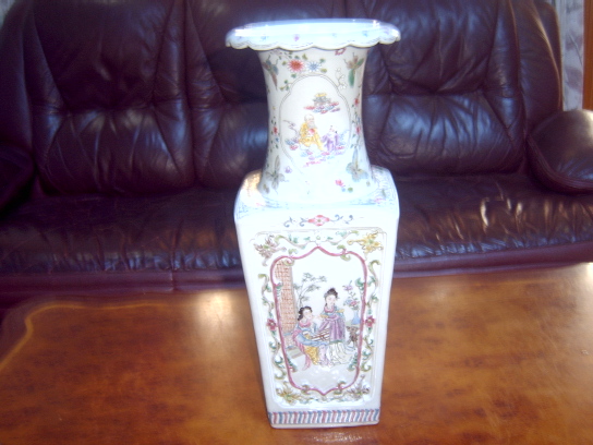 清乾隆浮雕粉彩四方花口瓶，高43cm
