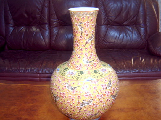清光绪粉彩百鸟天球瓶，高40cm