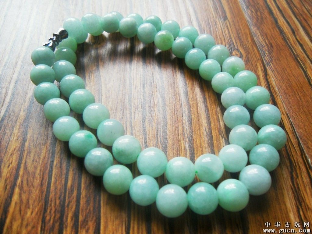 翡翠A货—浅绿色水润女士高贵大珠项链