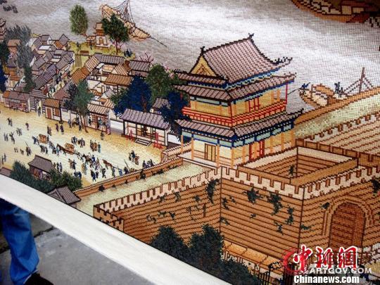 洛阳男子5年用18种色线手工绣制清明上河图全图