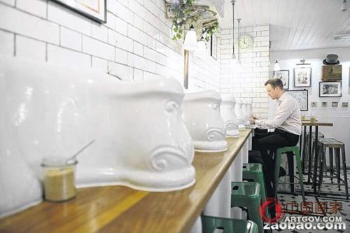 伦敦出奇葩公厕变餐厅：古董厕具被改成装饰品