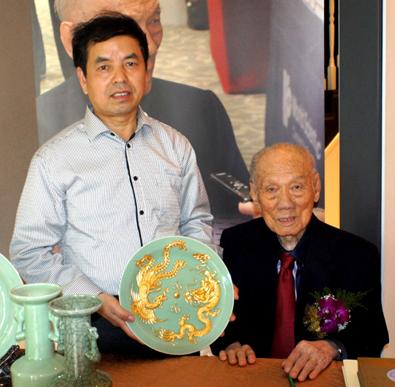 刘法星的青瓷精品《龙凤盘》被新加坡开国元勋李炯才收藏
