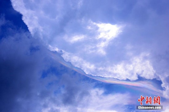 影像视觉秀：罕见带状“彩虹云”