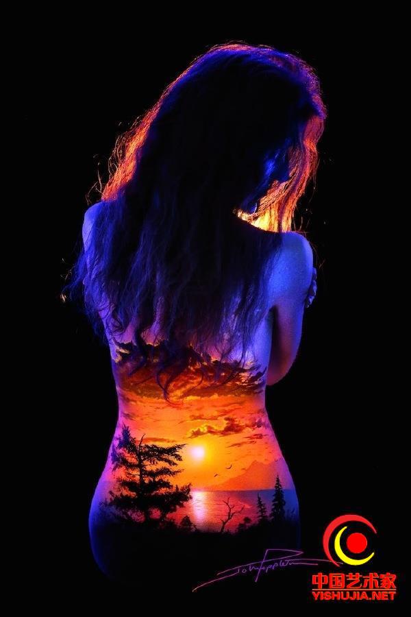 艺术快读：光芒万丈的内裤与人体彩绘