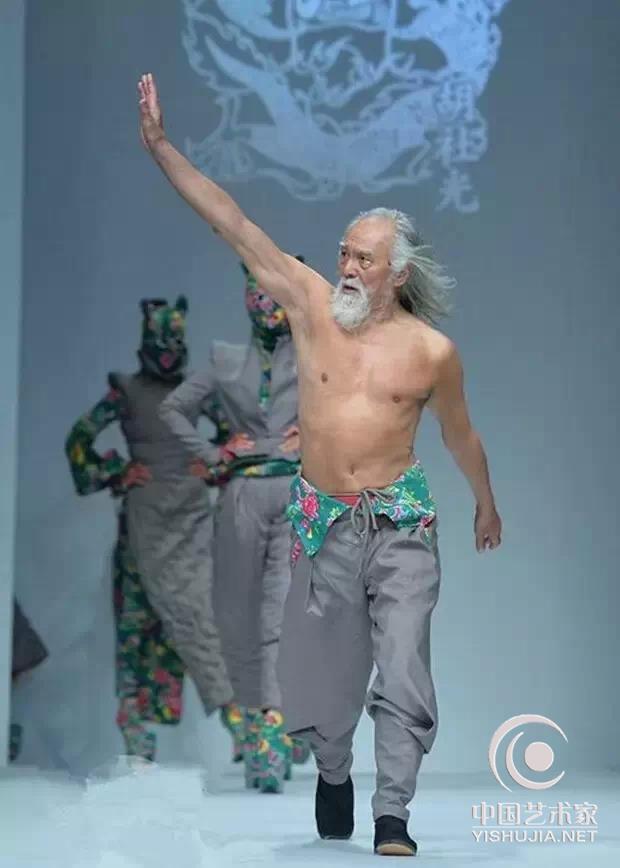 扮演李大海的王德顺老爷子赤裸上身