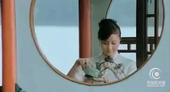 西湖游船上美女是中国茶叶博物馆茶艺师罗晓璟，身着旗袍，用龙泉青瓷泡一壶西湖龙井