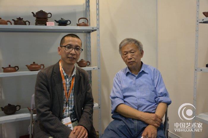 陶艺大师蒋淦勤(蒋蓉亲弟)与中国艺术家网韩英老师合影