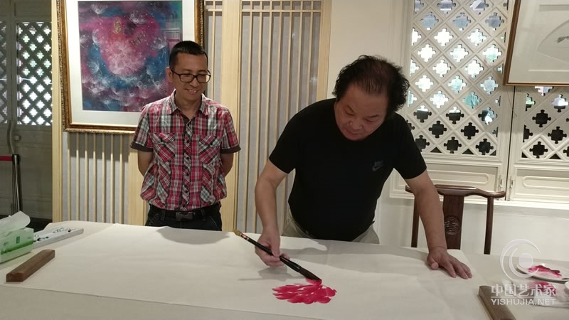 国家一级美术师刘晓峰与中国艺术家网韩英老师合影