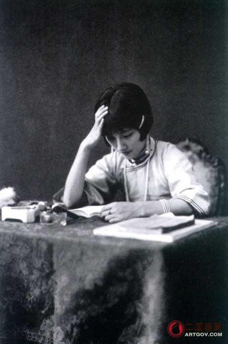 江苏武进人。1915年就读法国圣心学堂,她18岁就精通英文和法文。师从刘海栗、陈半丁、贺天健等名家。1926年与徐志摩结婚,同年参加了中国女子书画会，