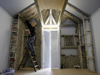 英国艺术家萨门.艾瑞克收集废报纸建房子