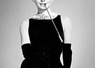 赫本“小黑裙”拍出47万英镑 创电影服装拍卖纪录