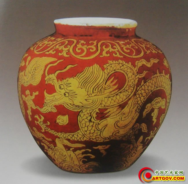 明嘉靖黄地红彩罐