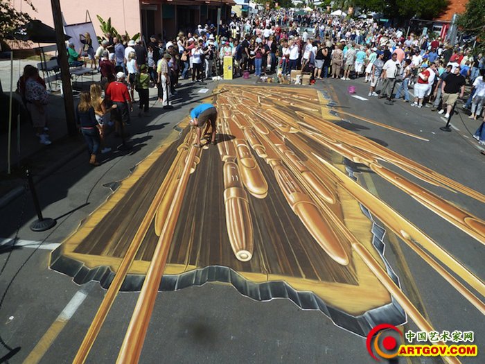 美国街头惊现3D画 观众拍照称奇