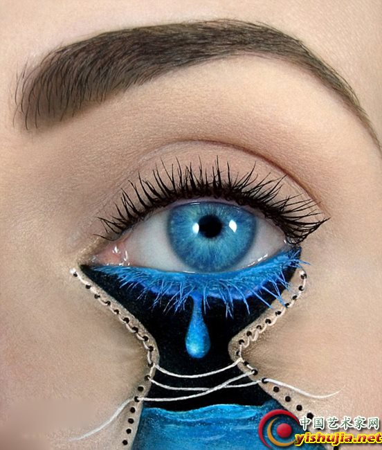 化妆师仅用液体眼线笔和眼影，就在眼皮上创作出了豌豆公主、黑天鹅等一系列美丽图画。